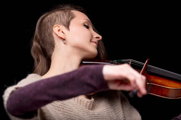 パンクフォークヴァイオリニストの女性が微笑み、演奏する — ストック写真