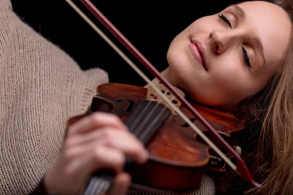 目を閉じてバイオリンを弾いている女性は — ストック写真