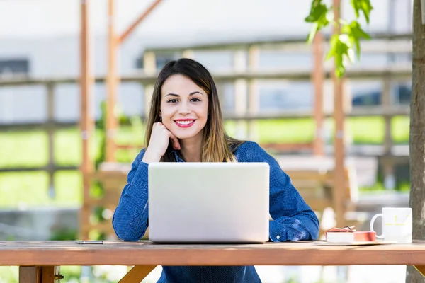 Mooie gelukkig jong meisje met laptop buiten — Stockfoto