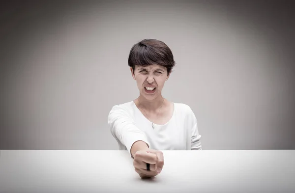 Mulher zangada batendo o punho na mesa — Fotografia de Stock