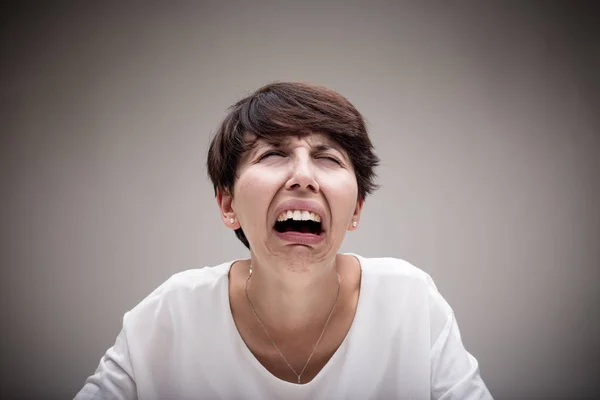 Kvinna som bara vill gråta på grund av hennes ångest — Stockfoto