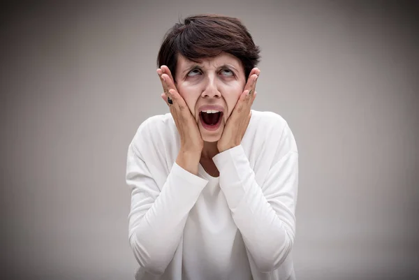 Mulher fazendo o rosto ícone grito — Fotografia de Stock