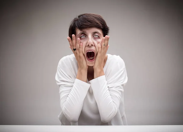 Жінка робить іконку крику обличчям — стокове фото