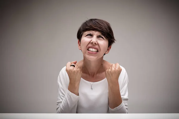 Очень сердитая женщина, выливающая приступ гнева — стоковое фото
