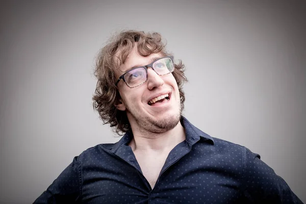 Retrato de homem feliz e orgulhoso em cinza — Fotografia de Stock