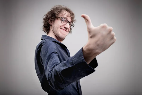 Retrato de hombre exitoso con un pulgar hacia arriba — Foto de Stock