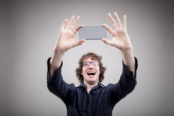 Uomo molto felice fare un selfie — Foto Stock