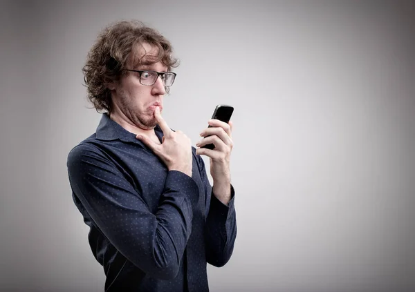 Man can't use a mobile phone — Stock Photo, Image