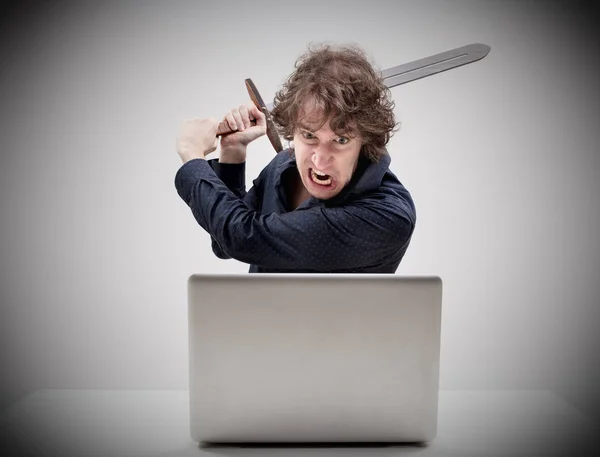 Dühös ember szól, hogy elpusztítsa a laptop — Stock Fotó