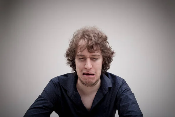 Triste homem chorando em um baixo desespero — Fotografia de Stock