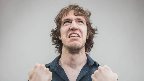 Böser Mann drückt Wut mit Gesicht und Händen aus — Stockfoto
