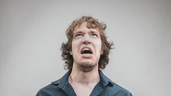 Homem zangado gritando e amaldiçoando — Fotografia de Stock