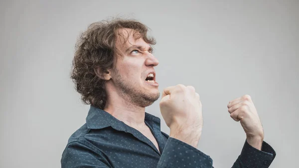 Uomo cattivo che esprime rabbia con viso e mani — Foto Stock