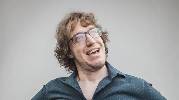 Retrato de hombre feliz y orgulloso en gris — Foto de Stock