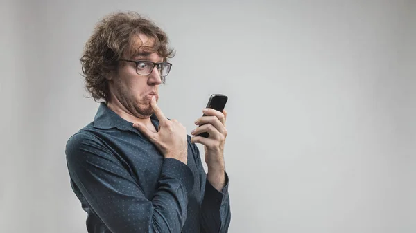Mann kann kein Handy benutzen — Stockfoto
