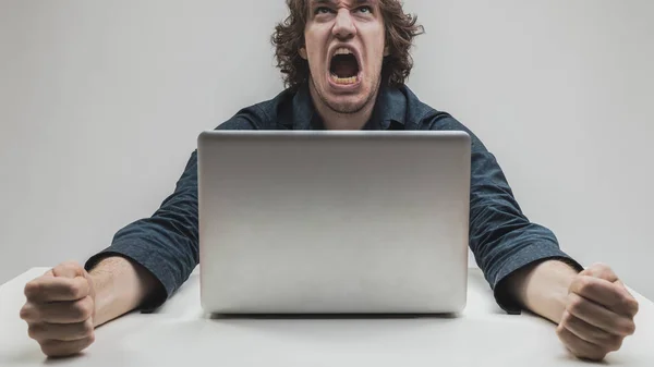 Homem odiando computadores e tecnologia — Fotografia de Stock