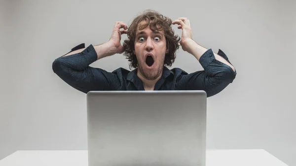 Homem chocado na frente de seu computador — Fotografia de Stock