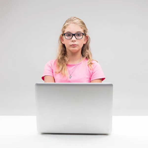 Menina em óculos usando um computador portátil — Fotografia de Stock