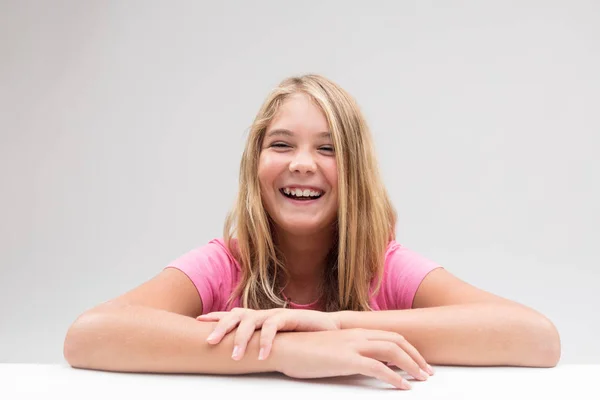 Kahkaha patlama küçük kız portre — Stok fotoğraf