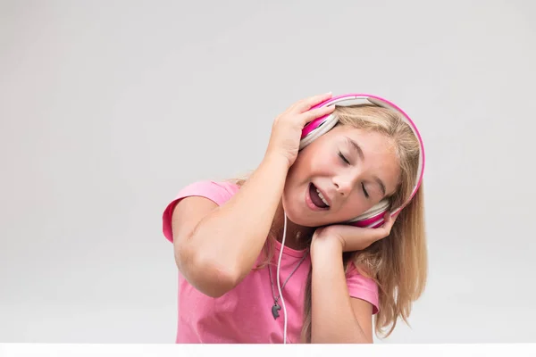 Dziewczyna, śpiew i słuchanie muzyki — Zdjęcie stockowe