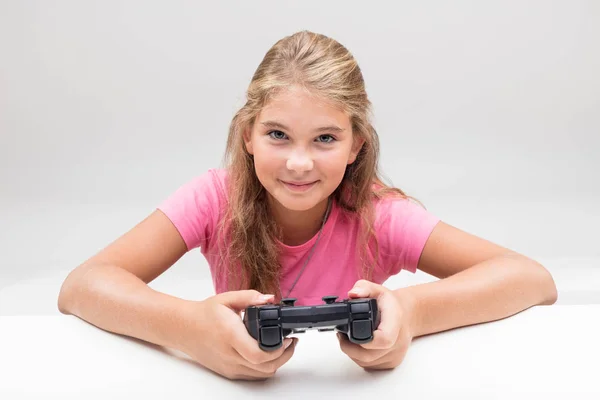 Blonde fille en rose est un joueur de jeu vidéo — Photo