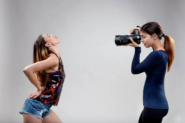 Young model with young photographer — Stock Photo, Image