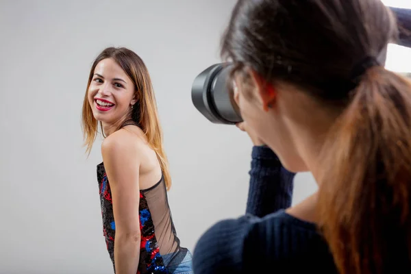 Young model with young photographer — Stock Photo, Image