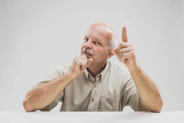 Emphatischer Senior gestikuliert mit dem Finger — Stockfoto