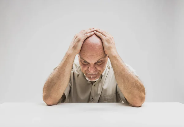 Homem deprimido sentado à mesa — Fotografia de Stock