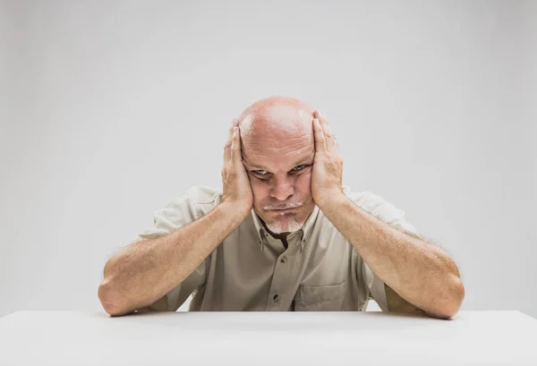 Uttråkad senior mannen med en dyster förtvivlad uttryck — Stockfoto