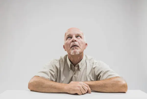 Homem entediado sentado à mesa — Fotografia de Stock