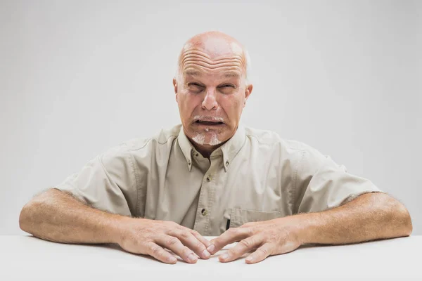 Emotionale Tränen älterer Mann blubbert — Stockfoto