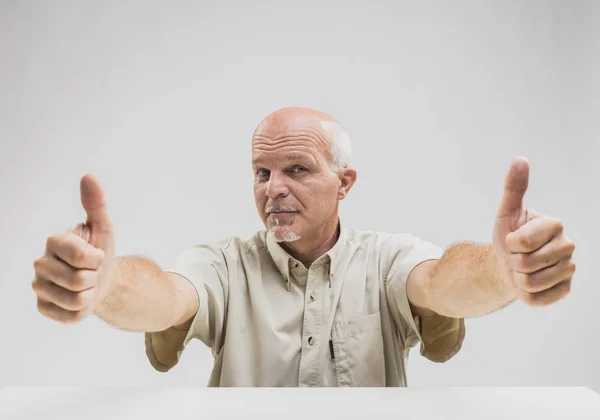 Positiv senior mannen ger en dubbel tumme upp — Stockfoto