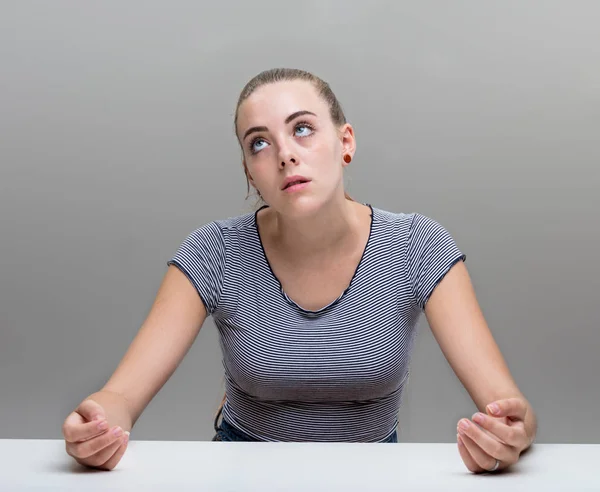 Stressad kvinna stående på grå — Stockfoto