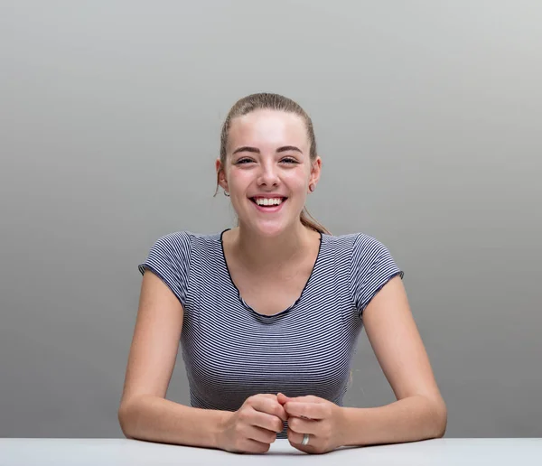 Portrait de femme souriante sur gris — Photo