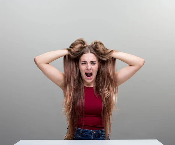 Giovane donna arrabbiata piena di stress — Foto Stock