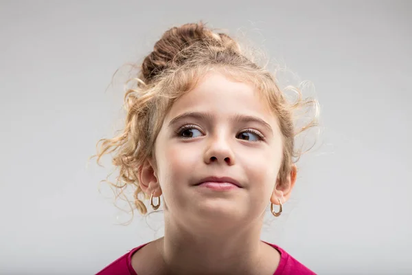 Preteen curly menina olhando para longe — Fotografia de Stock