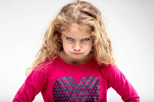 青春期前生气的女孩制作张生气的脸 — 图库照片