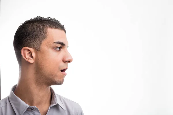 Visão de perfil do jovem contra fundo branco — Fotografia de Stock