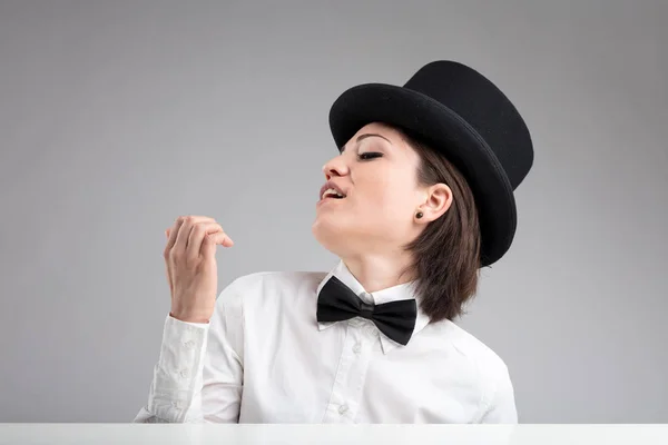 Fåfäng kvinna i hatt visar själv upp — Stockfoto