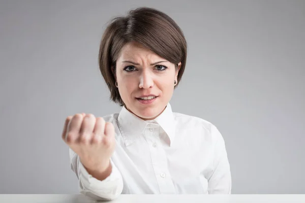 Donna arrabbiata minacciosa di prenderti a pugni — Foto Stock