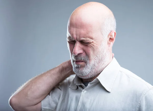 Vecchio che ha dolore al collo — Foto Stock