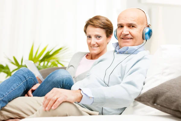 Casal relaxante juntos ouvir música — Fotografia de Stock