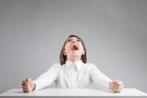 Женщина с широко раскрытым ртом кричит — стоковое фото