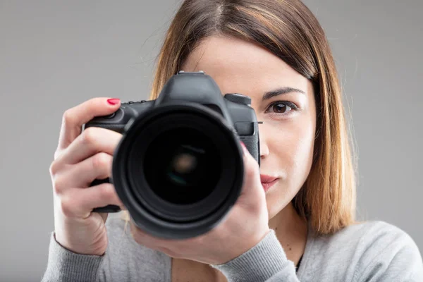 Frau mit DSLR fotografiert — Stockfoto