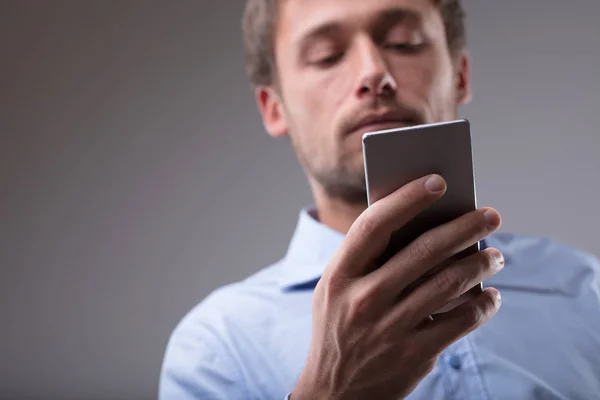 Hombre Leyendo Mensaje Teléfono Móvil Una Vista Bajo Ángulo Con — Foto de Stock