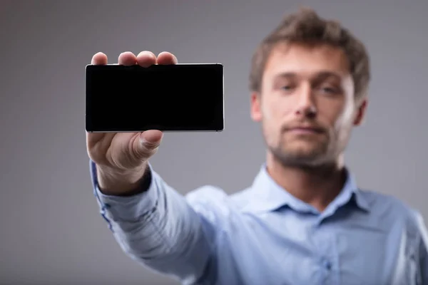 Man Met Een Lege Mobiele Telefoon Met Het Scherm Viewer — Stockfoto