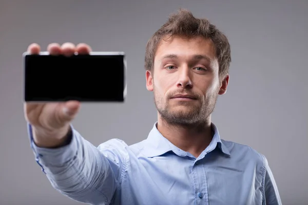 Jovem Barbudo Segurando Telefone Celular Com Tela Para Espectador Concentrar — Fotografia de Stock