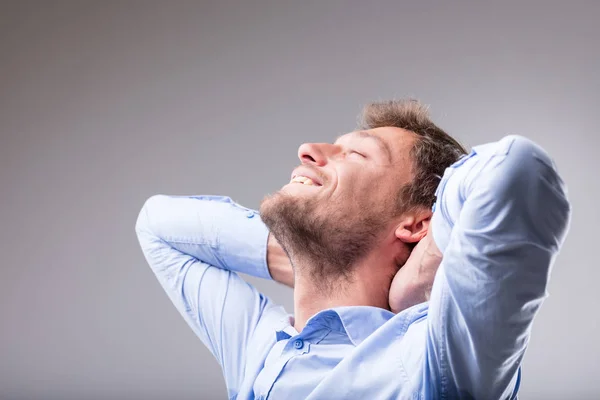 Feliz Homem Contente Inclinando Cabeça Para Trás Relaxando Com Mãos — Fotografia de Stock