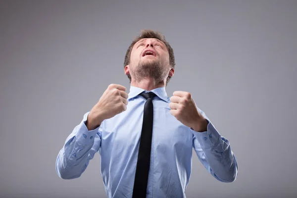 Joven empresario animando en júbilo — Foto de Stock